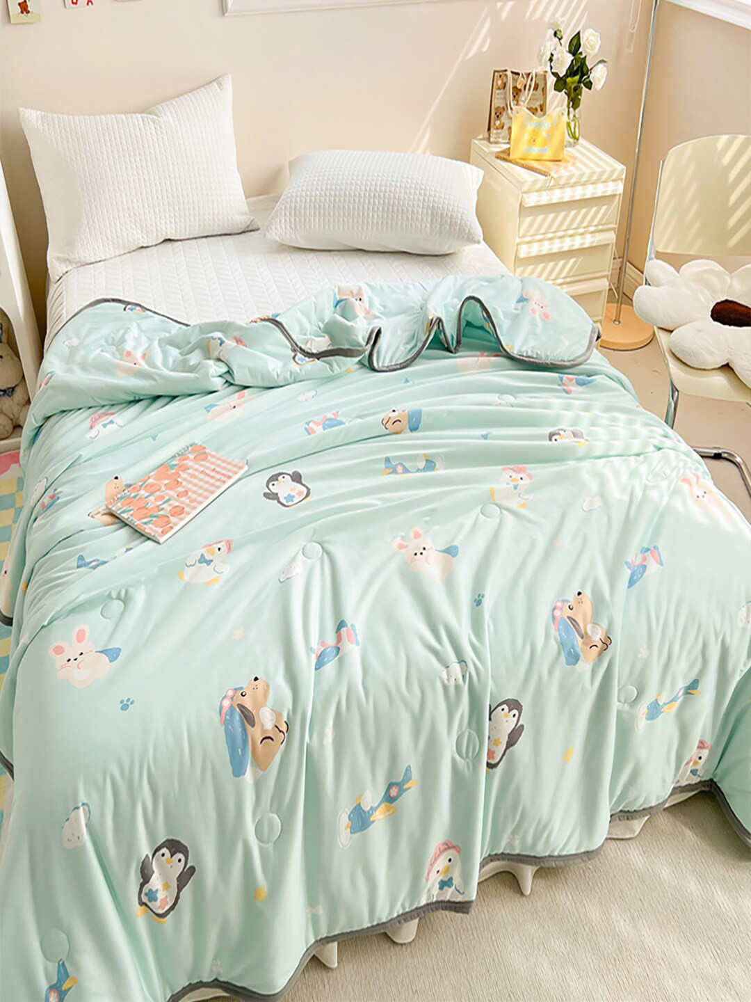 

JC HOME Green & White Conversational Printed AC Room 400 GSM Double Bed Quilt