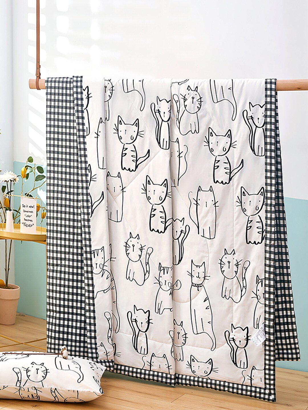 

JC HOME White & Black Printed Pure Cotton AC Room 350 GSM Double Bed Quilt