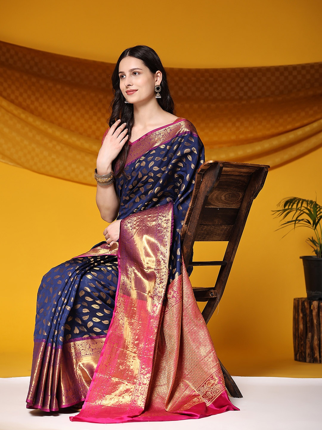 

JUST FASHION Floral Woven Design Zari Banarasi Saree, Navy blue