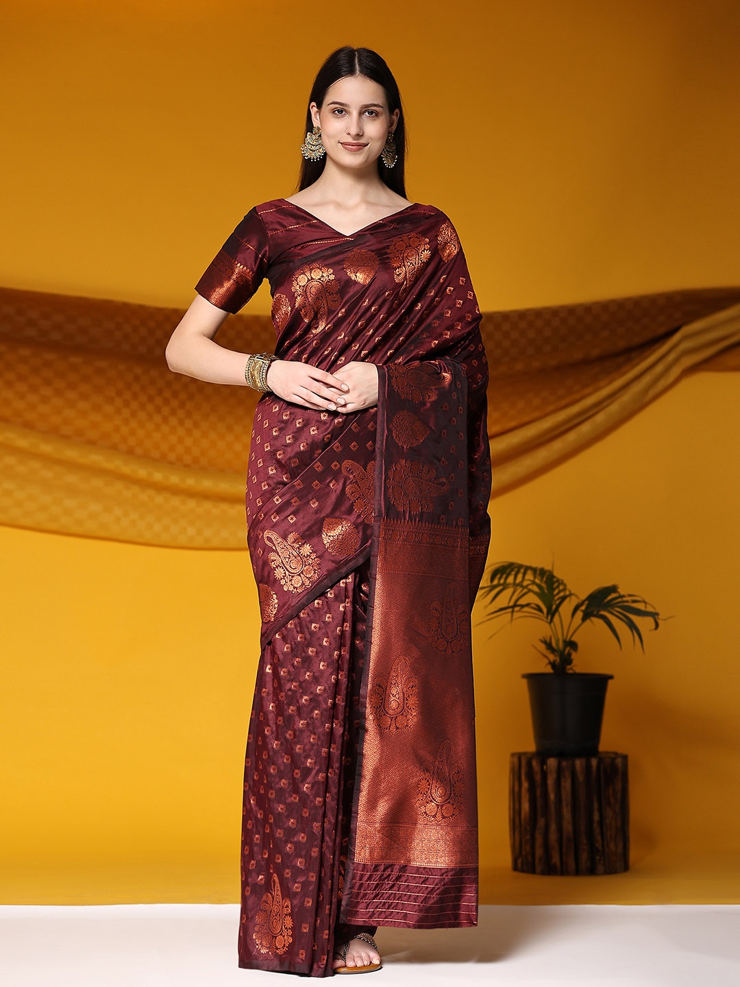 

JUST FASHION Geometric Woven Design Zari Banarasi Saree, Maroon