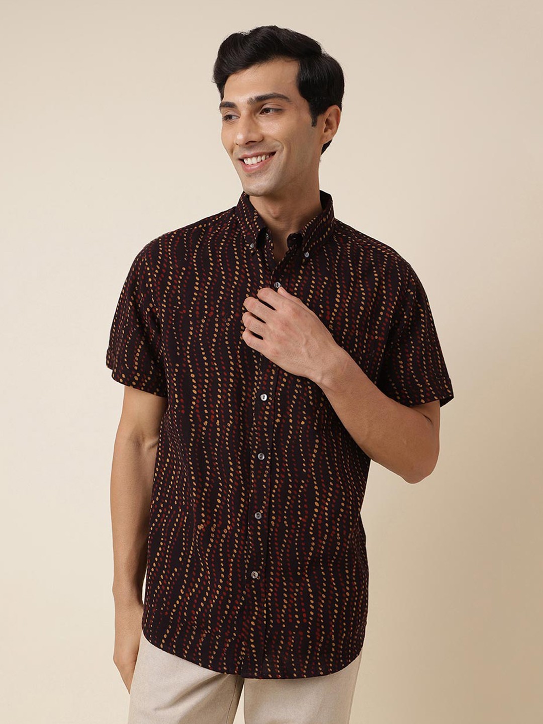 

Fabindia Geometric Printed Cotton Button-Down Collar Opaque Casual Shirt, Black