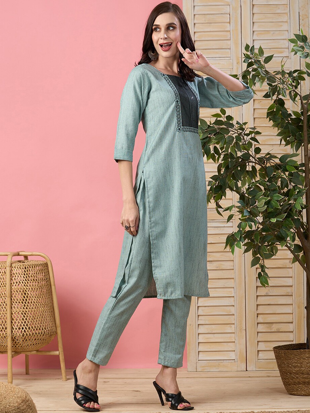 

ZOLA Yoke Design Regular Thread Work Kurta with Trousers, Green