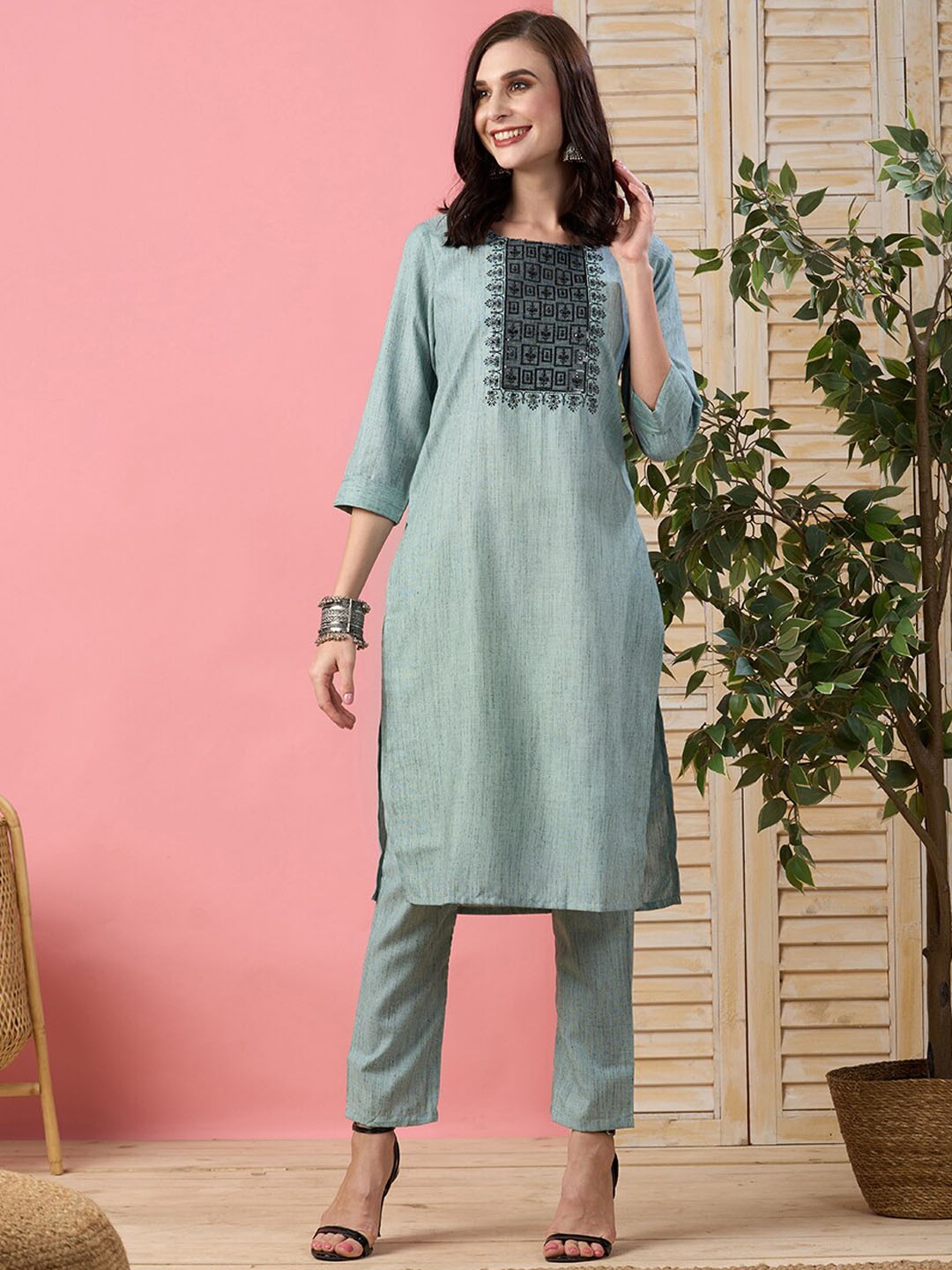 

ZOLA Floral Yoke Design Regular Thread Work Kurta with Trousers, Green