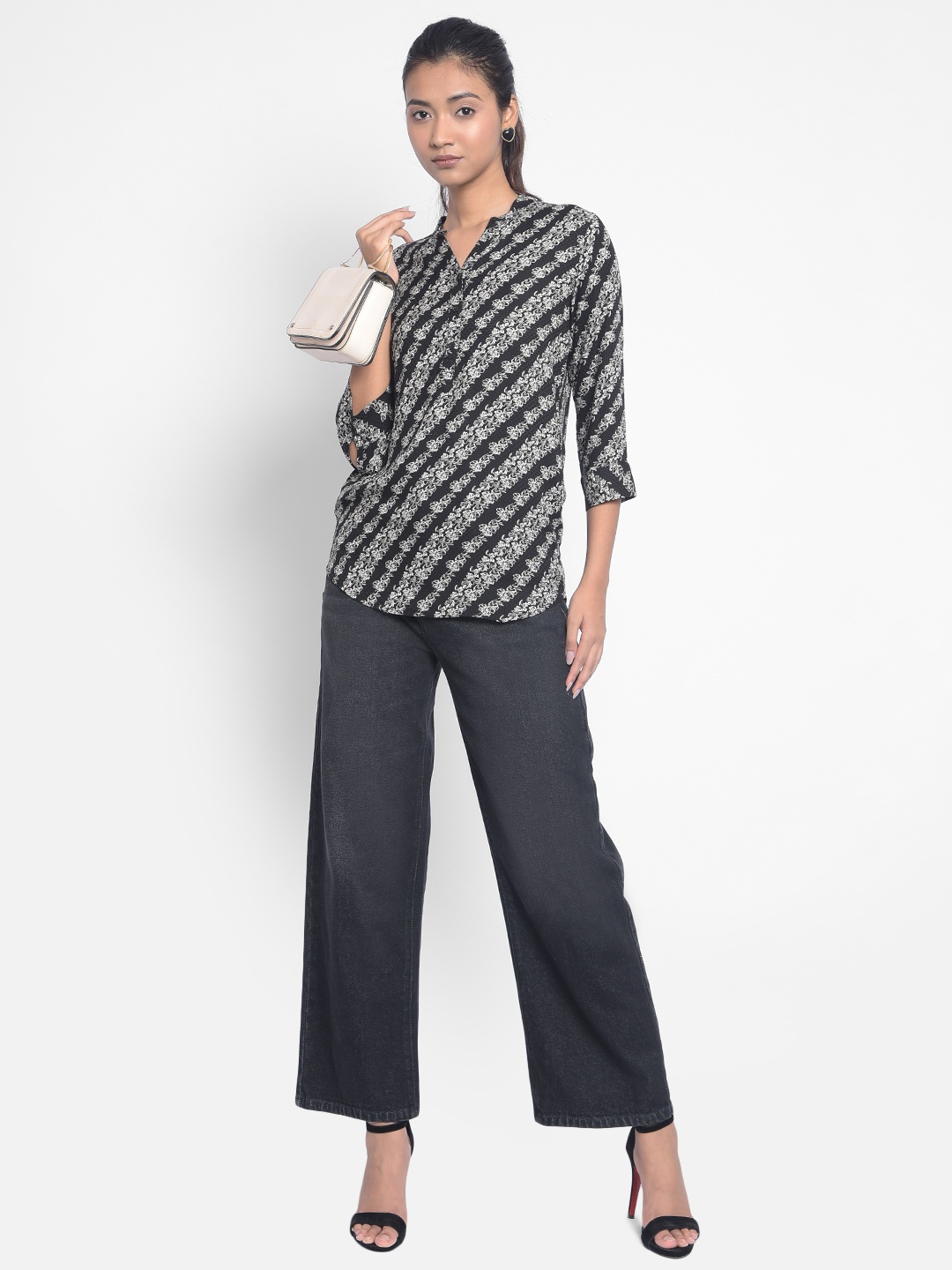 

Crimsoune Club Navy Floral Printed Mandarin Collar Top, Navy blue