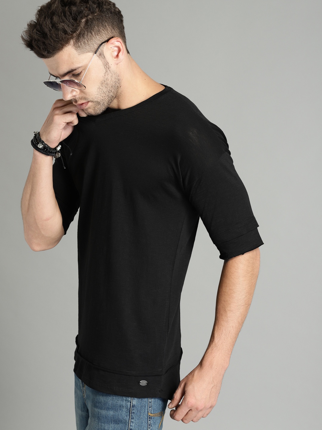 

Roadster Time Travlr Men Black Solid Round Neck Pure Cotton T-shirt