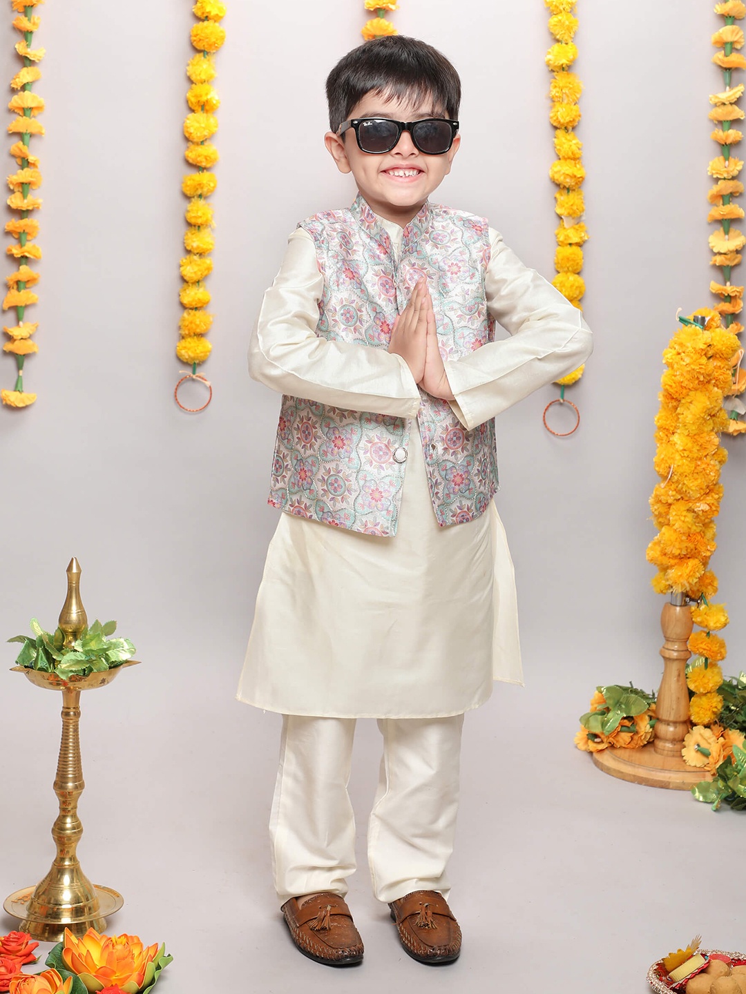 

taffykids Boys Mandarin Collar Straight Kurta & Pyjamas With Printed Nehru Jacket, Off white