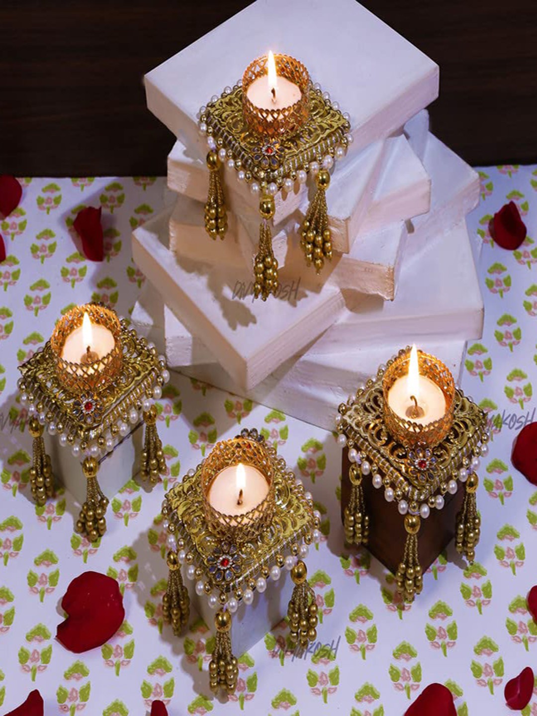 

Divyakosh Gold 4-Pieces Textured Candle Holder With LED
