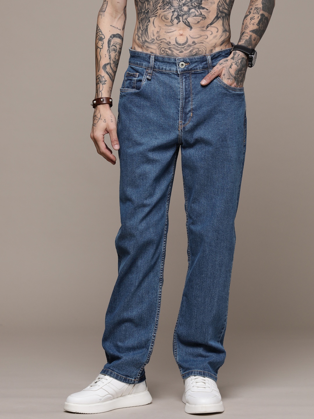 

The Roadster Life Co. Men Straight Fit Light Fade Stretchable Jeans, Blue
