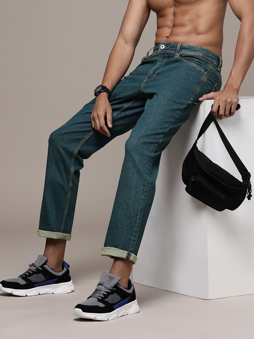 

The Roadster Life Co. Men Slim Fit Light Fade Stretchable Jeans, Blue