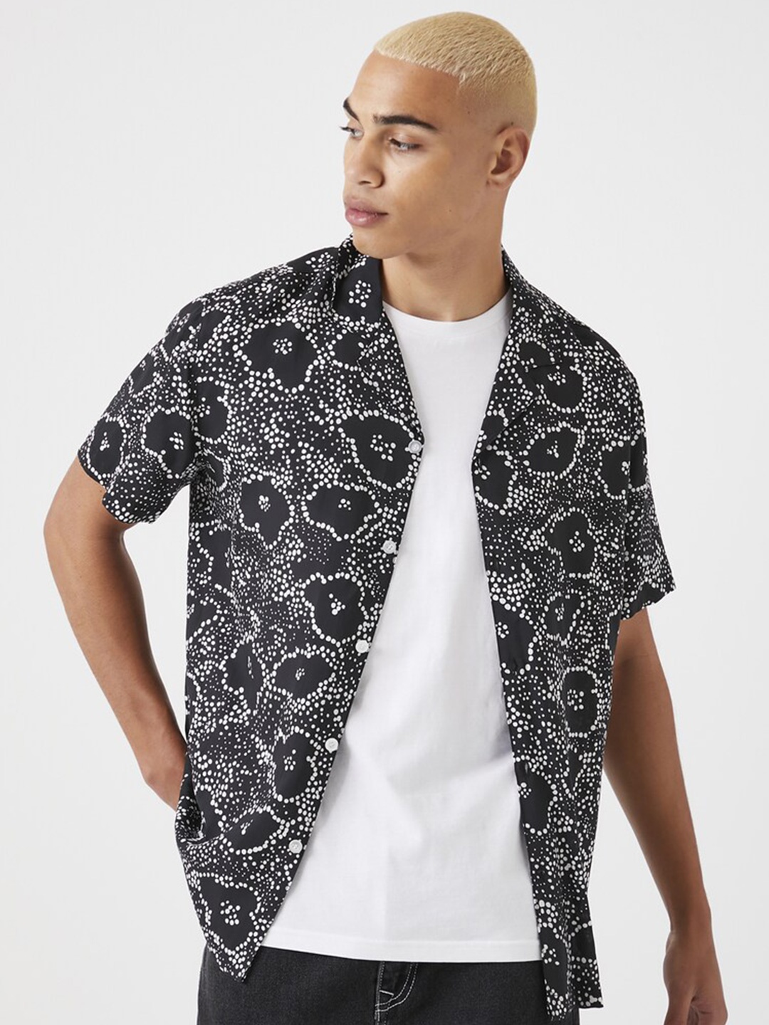

FOREVER 21 Abstract Printed Cuban Collar Casual Shirt, Black