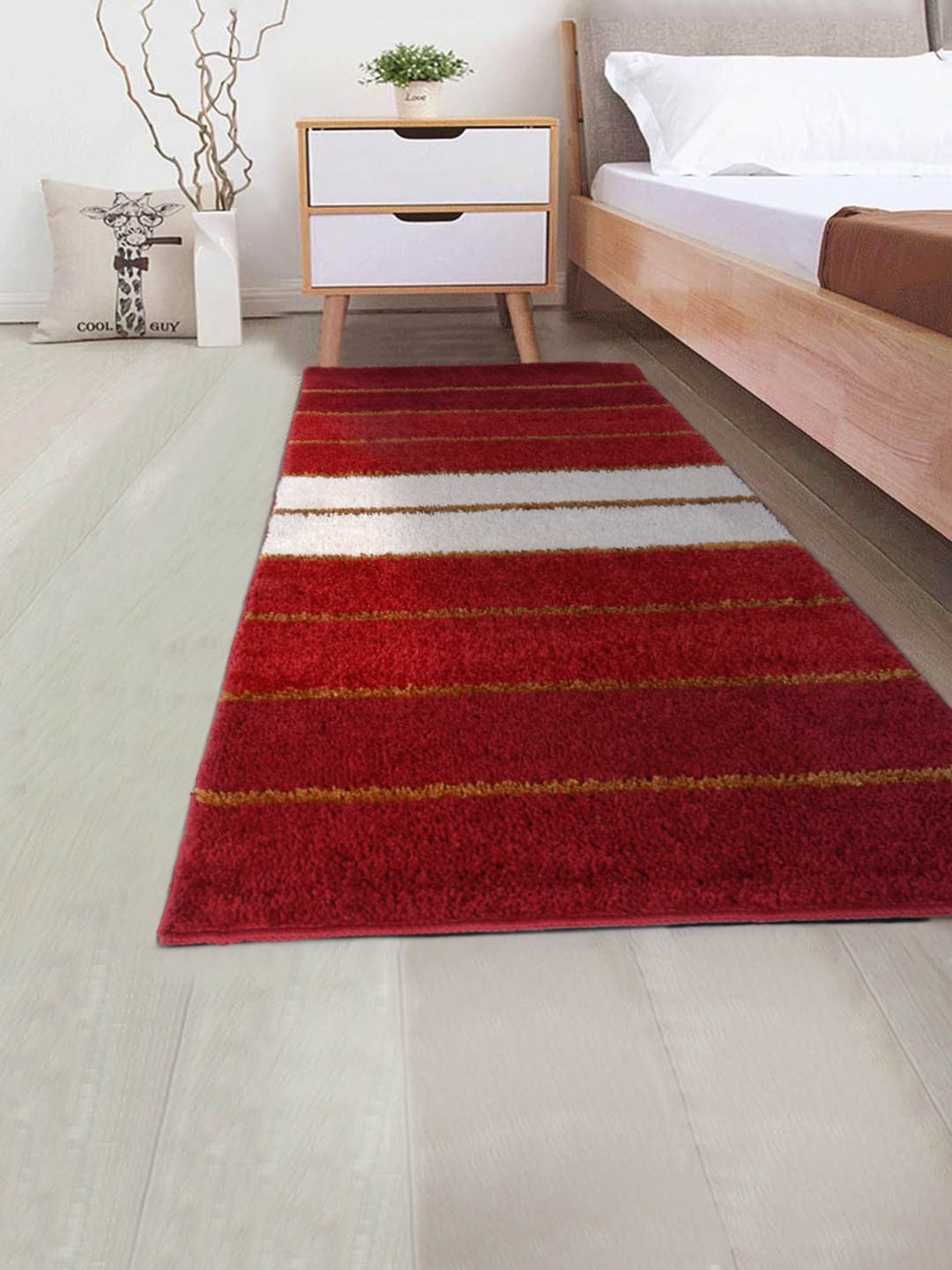 

DREAM WEAVERZ Red & White Hand Tufted Bed Side Runner