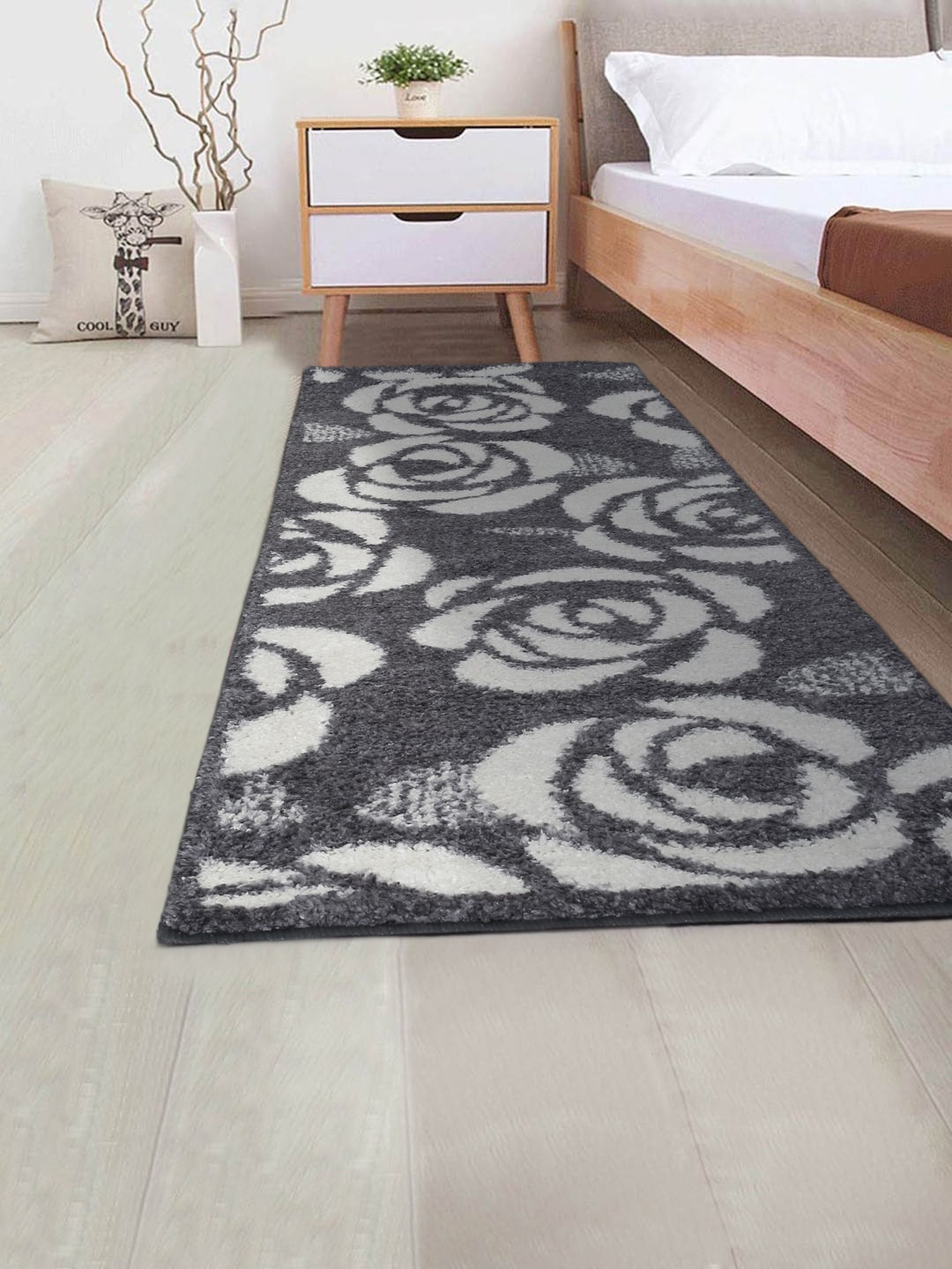 

DREAM WEAVERZ Charcoal Grey & White Floral Anti-Skid Bed Side Hand Tufted Floor Runner