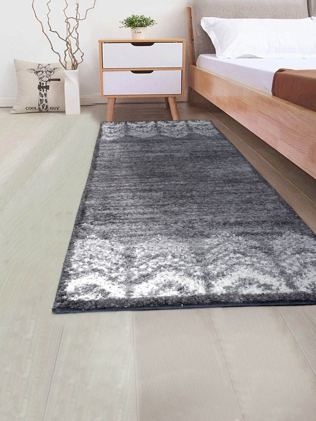 

DREAM WEAVERZ Grey Geometric Anti-Skid Bed Side Hand Tufted Floor Runner