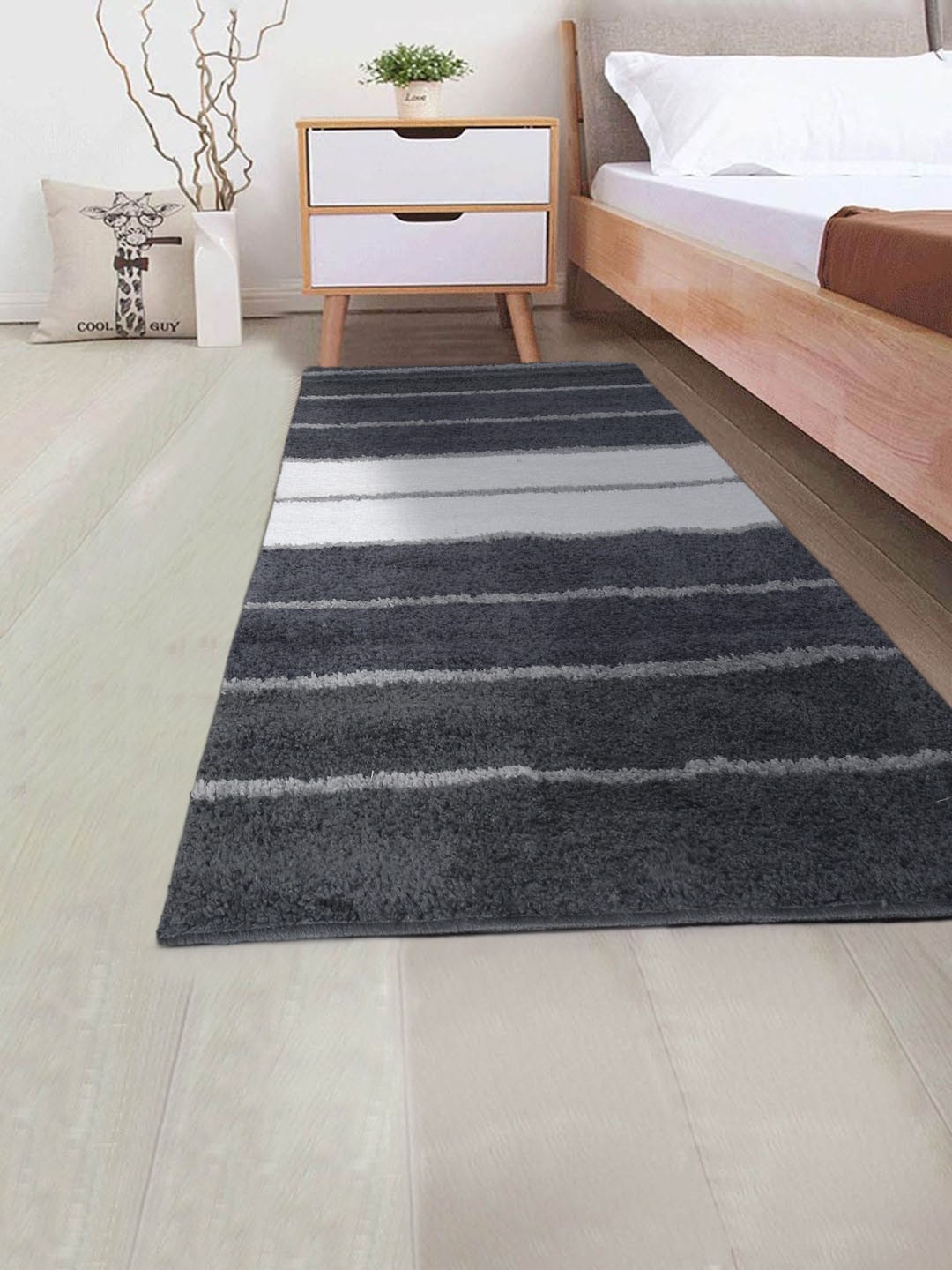 

DREAM WEAVERZ Black Hand Tufted Bed Side Runner
