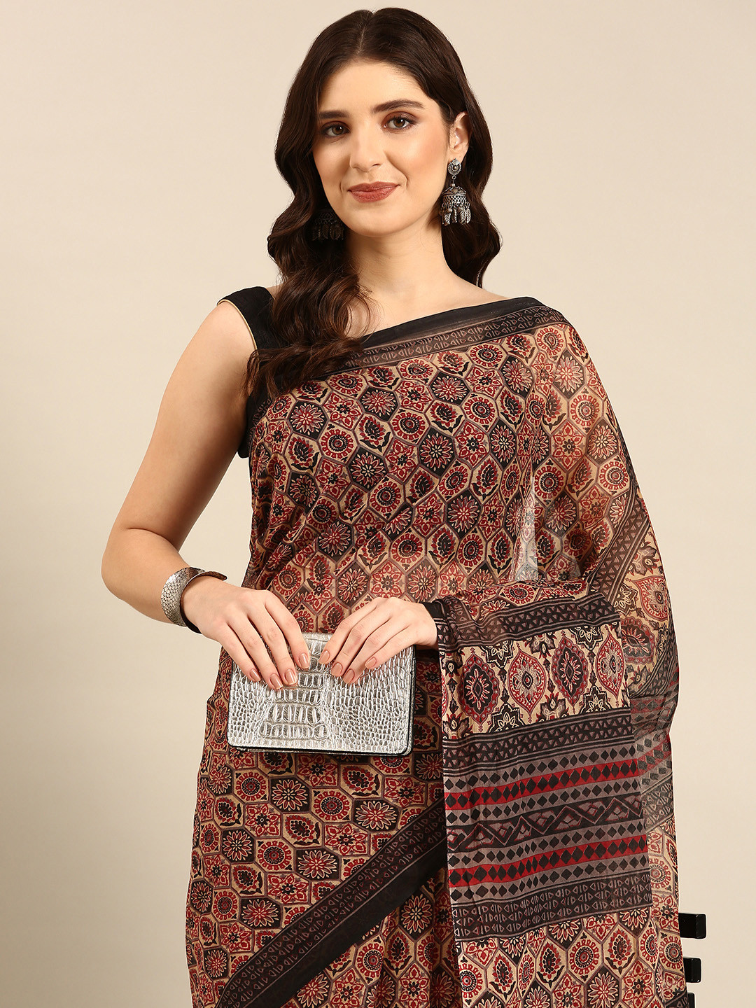 

SHANVIKA Beige & Black Floral Pure Cotton Block Print Saree