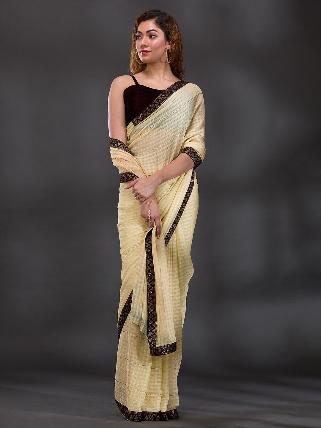 

Koskii Checked Beads And Stones Poly Georgette Saree, Yellow
