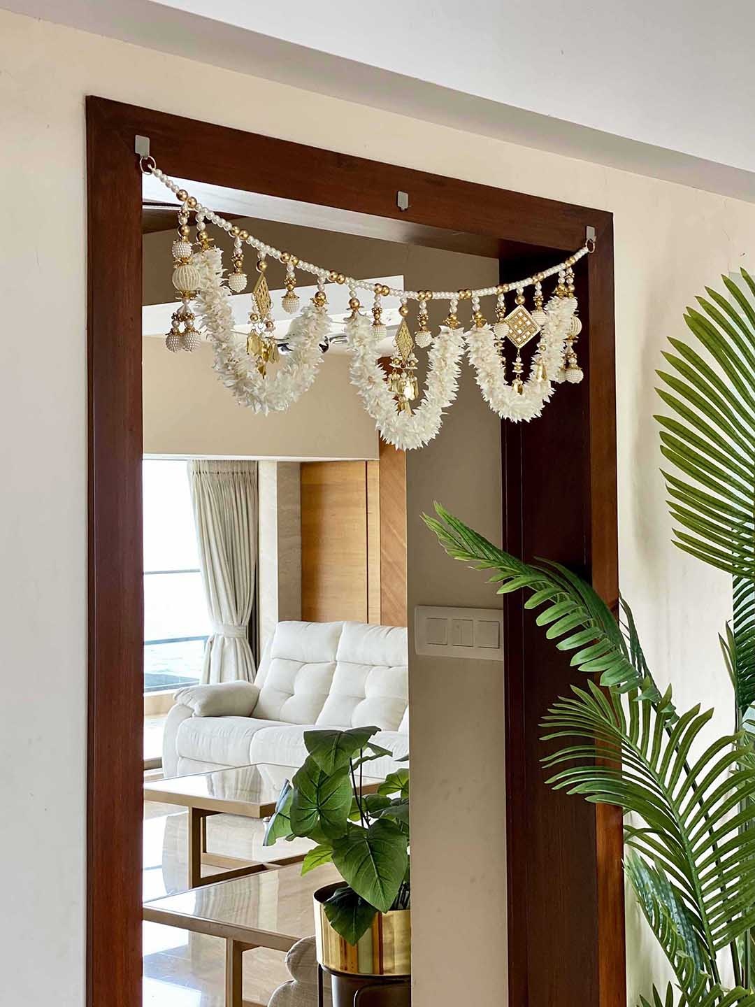

Mason Home White Floral Toran
