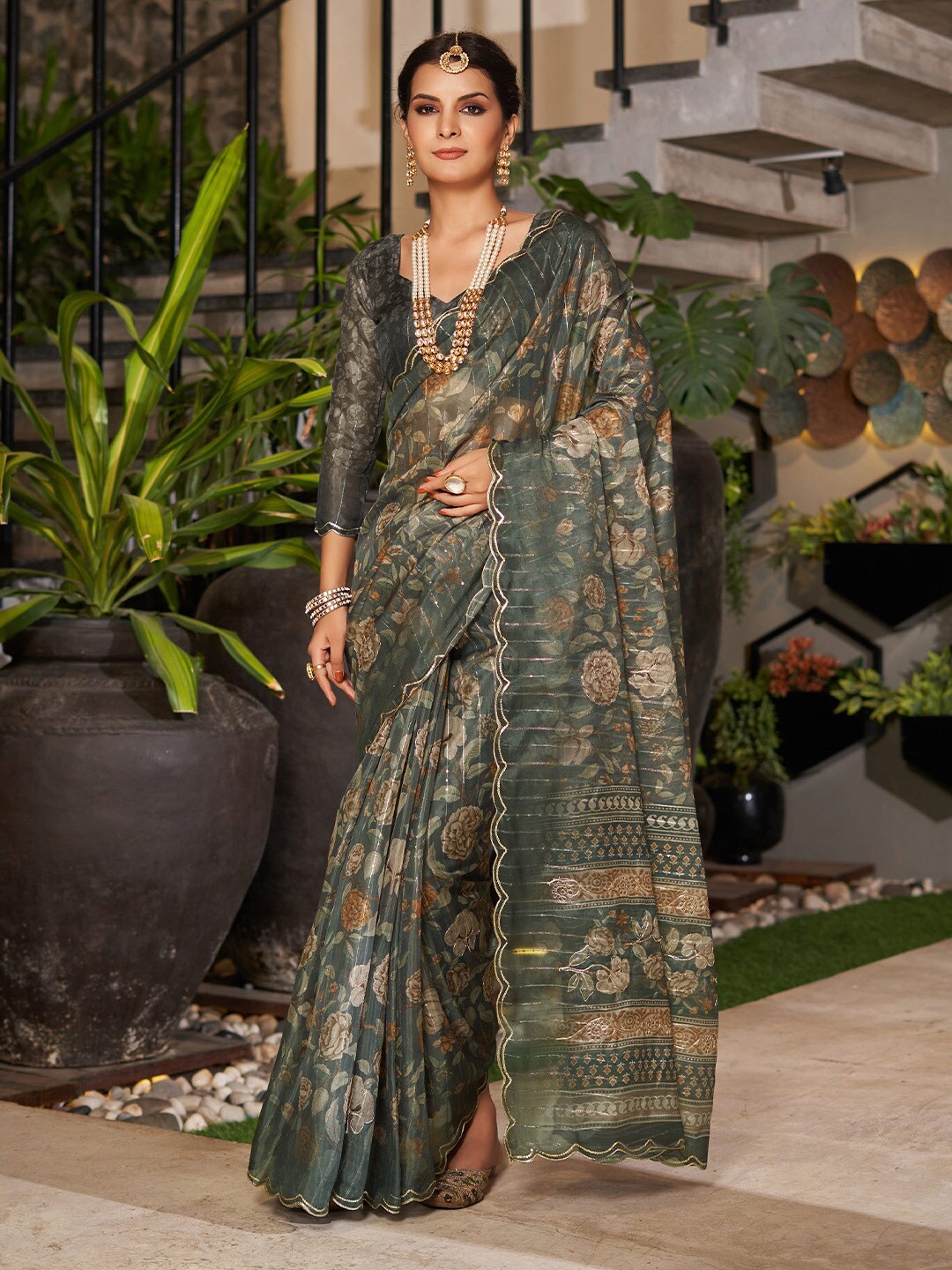 

KARAGIRI Floral Printed Sequinned Organza Saree, Grey