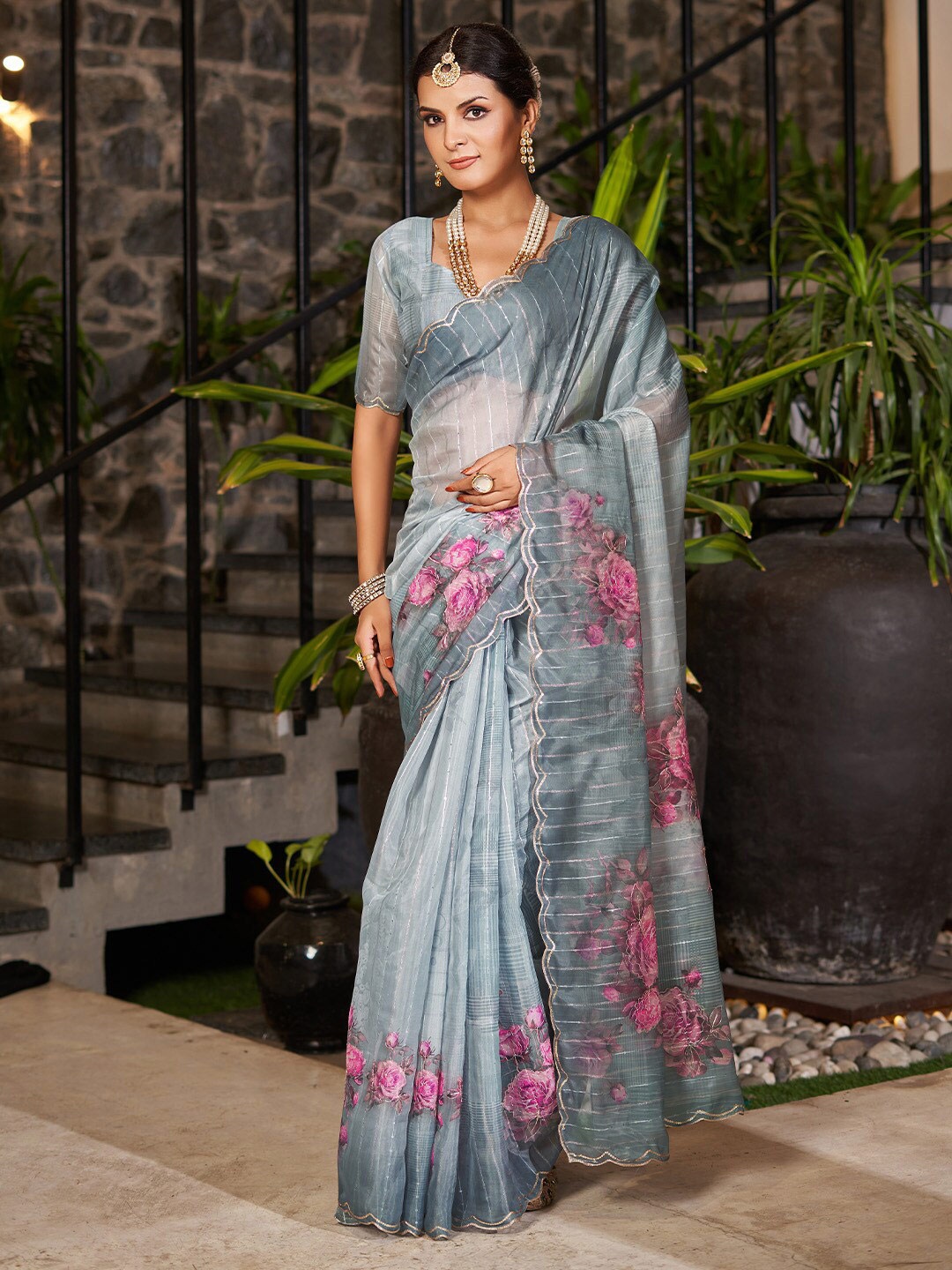 

KARAGIRI Floral Printed Sequinned Organza Saree, Grey