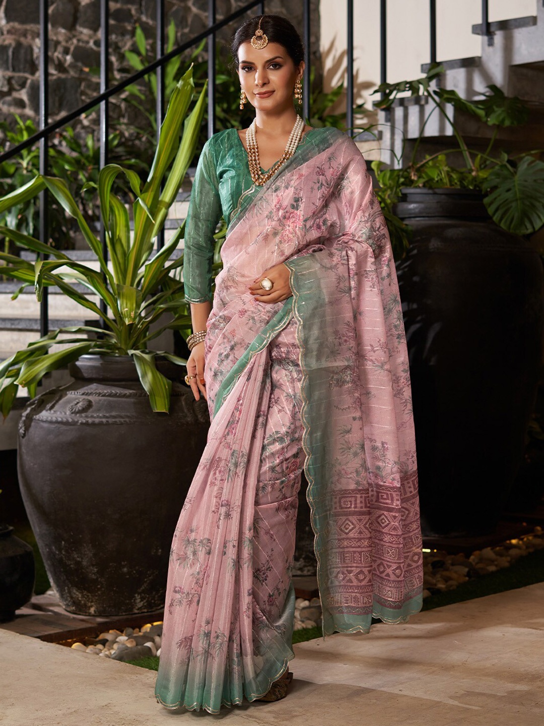 

KARAGIRI Floral Printed Sequinned Organza Saree, Pink