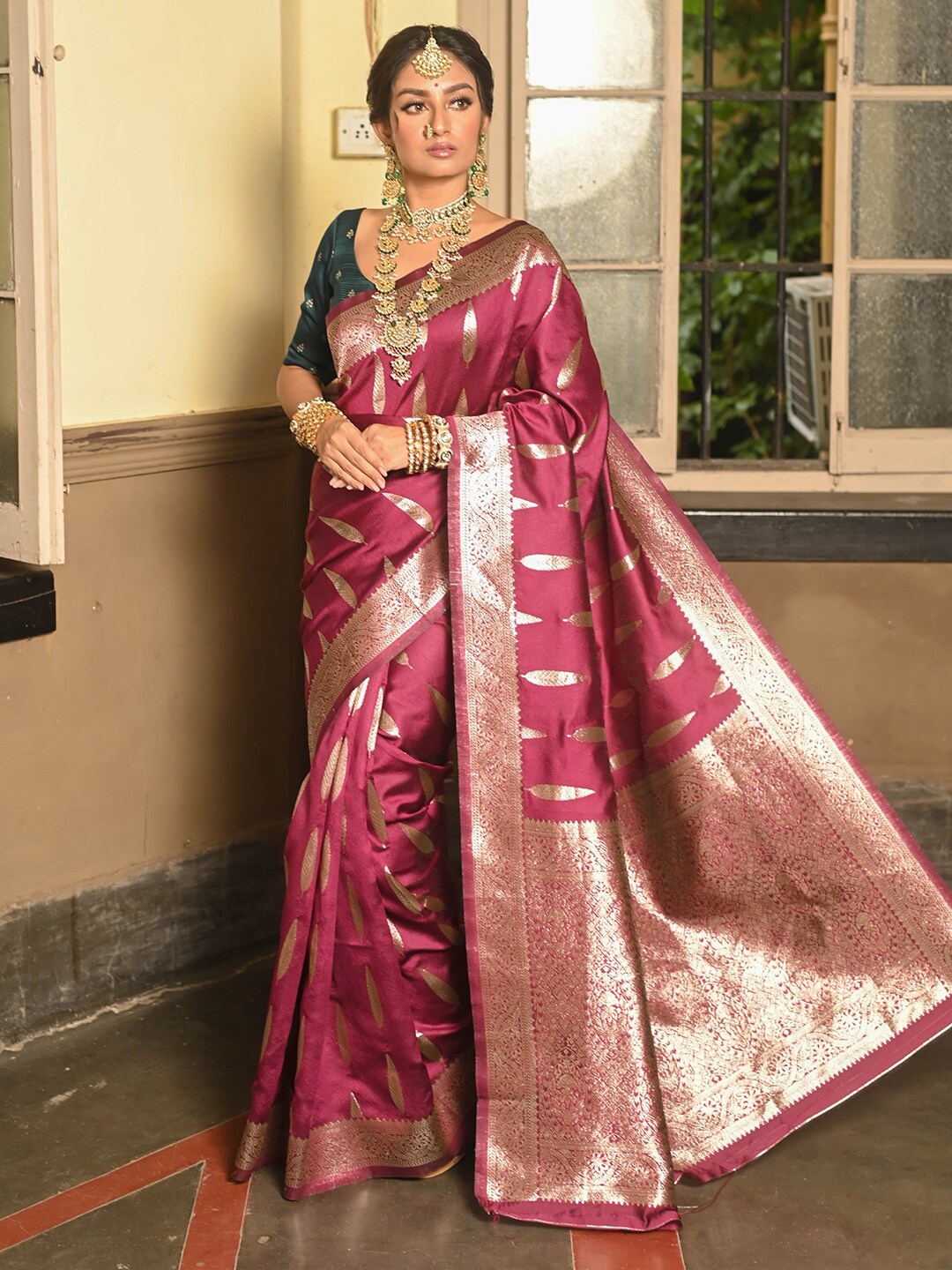 

Anouk Floral Woven Design Zari Art Silk Banarasi Saree, Purple