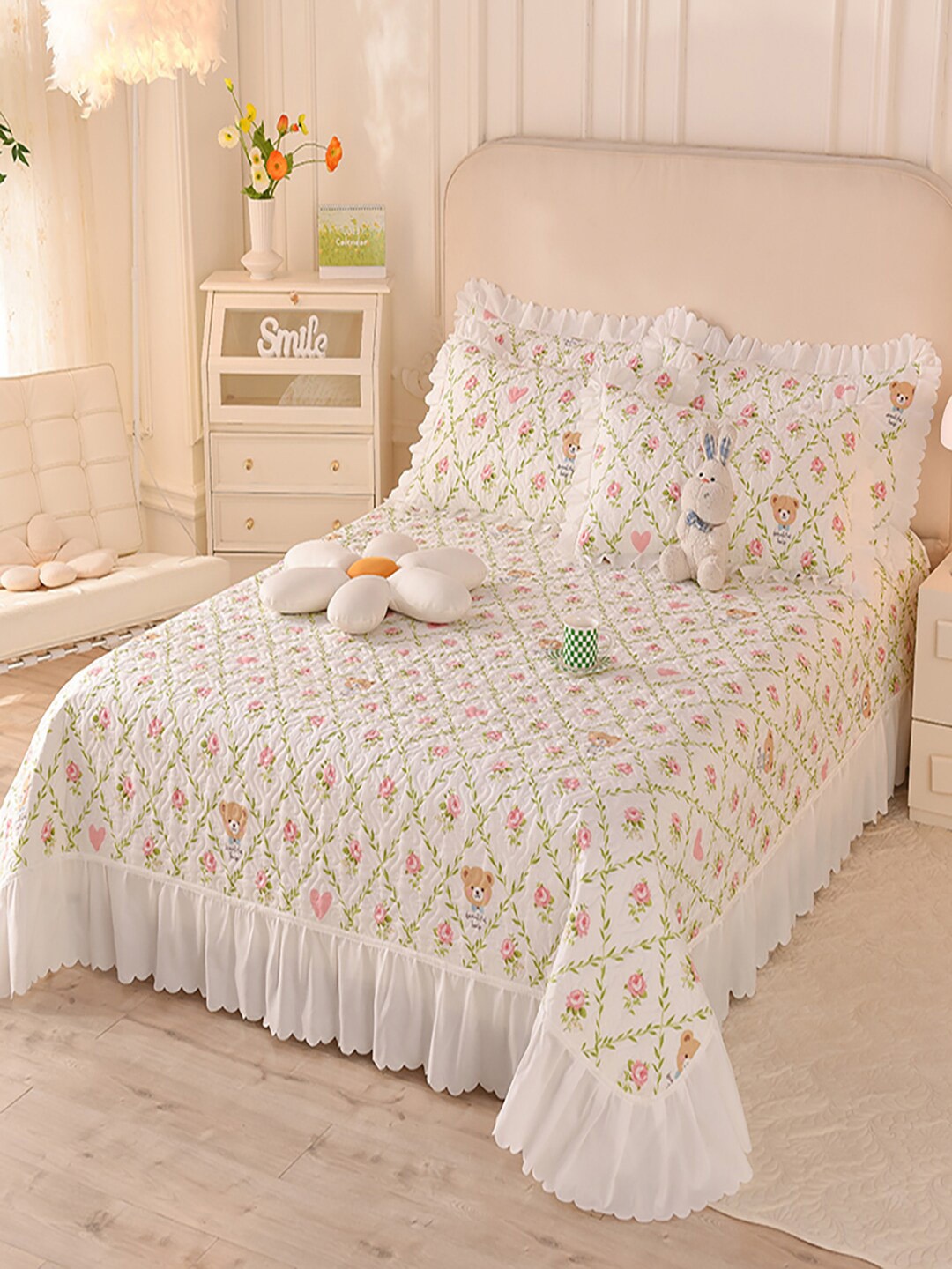 

JC Collection White & Green 160 TC Bed Covers With 2 Pillow Covers