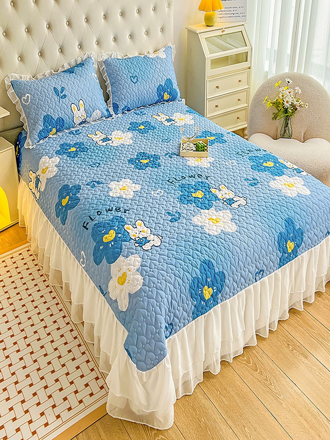 

JC Collection Blue & White Printed 162 GSM Queen Bed Cover With 2 Pillow Covers