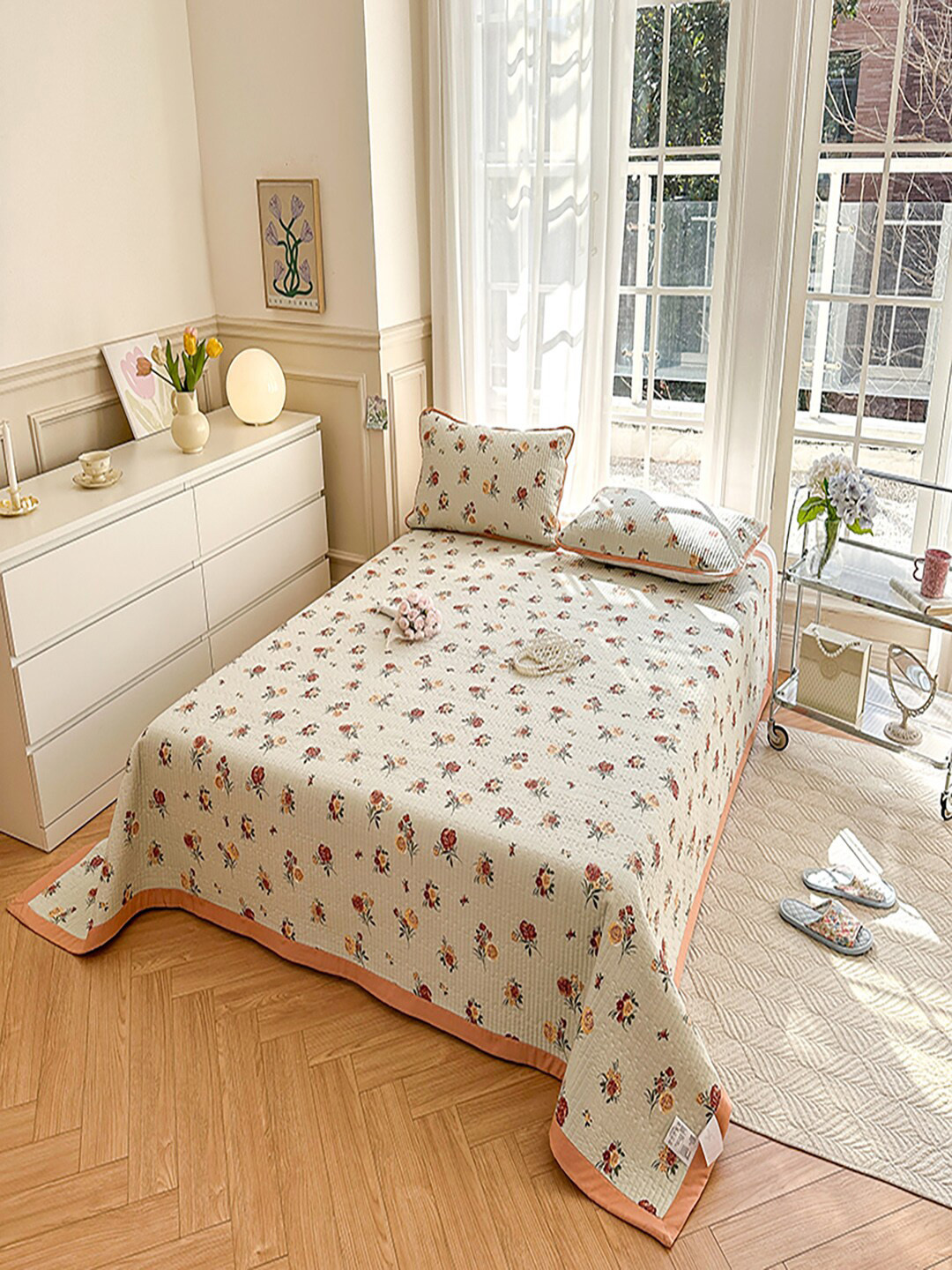 

JC Collection Off White & Red Floral Printed 162 GSM Superking Bed Cover & 2 Pillow Covers