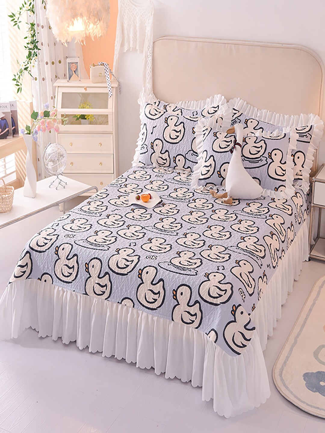 

JC Collection Blue & White Conversational 162 TC Double XL Bed Cover With 2 Pillow Covers