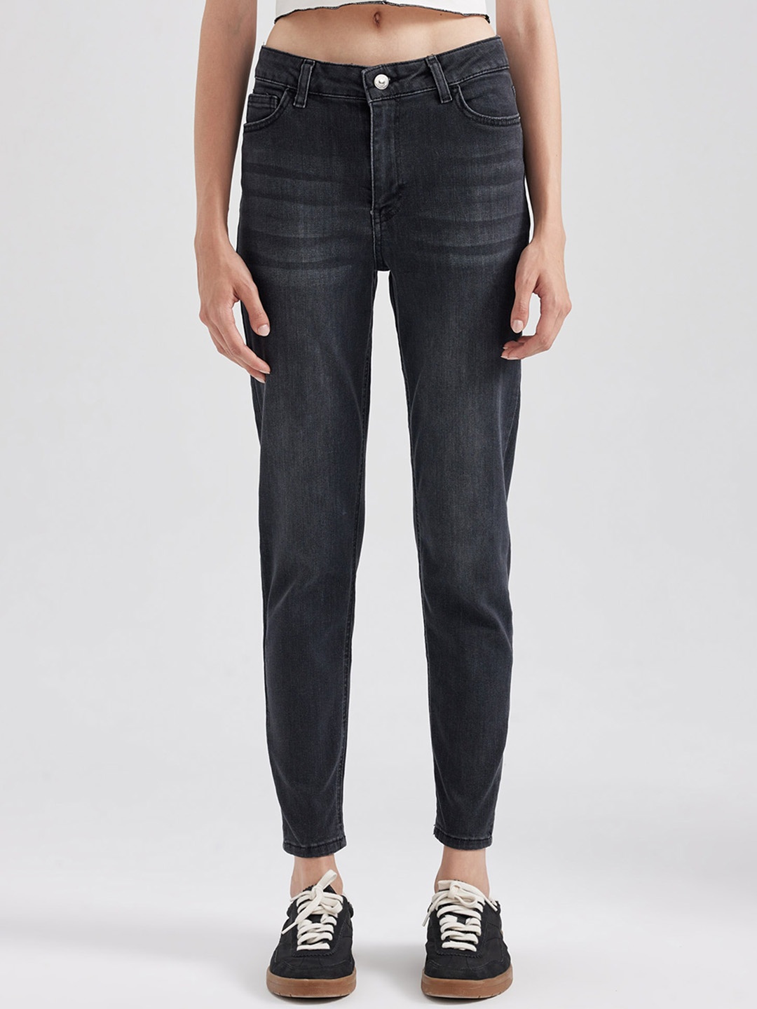

DeFacto Women Mid-Rise Clean Look Light Fade Stretchable Jeans, Black