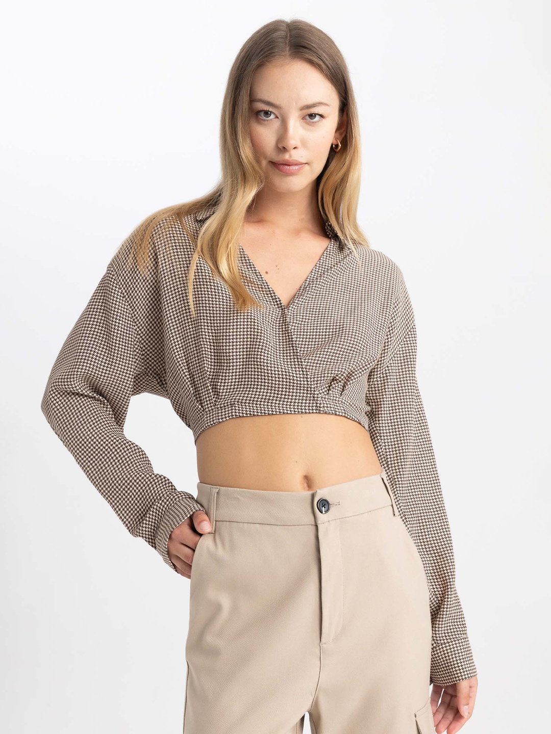 

DeFacto Checked V-Neck Cuffed Sleeves Crop Top, Brown