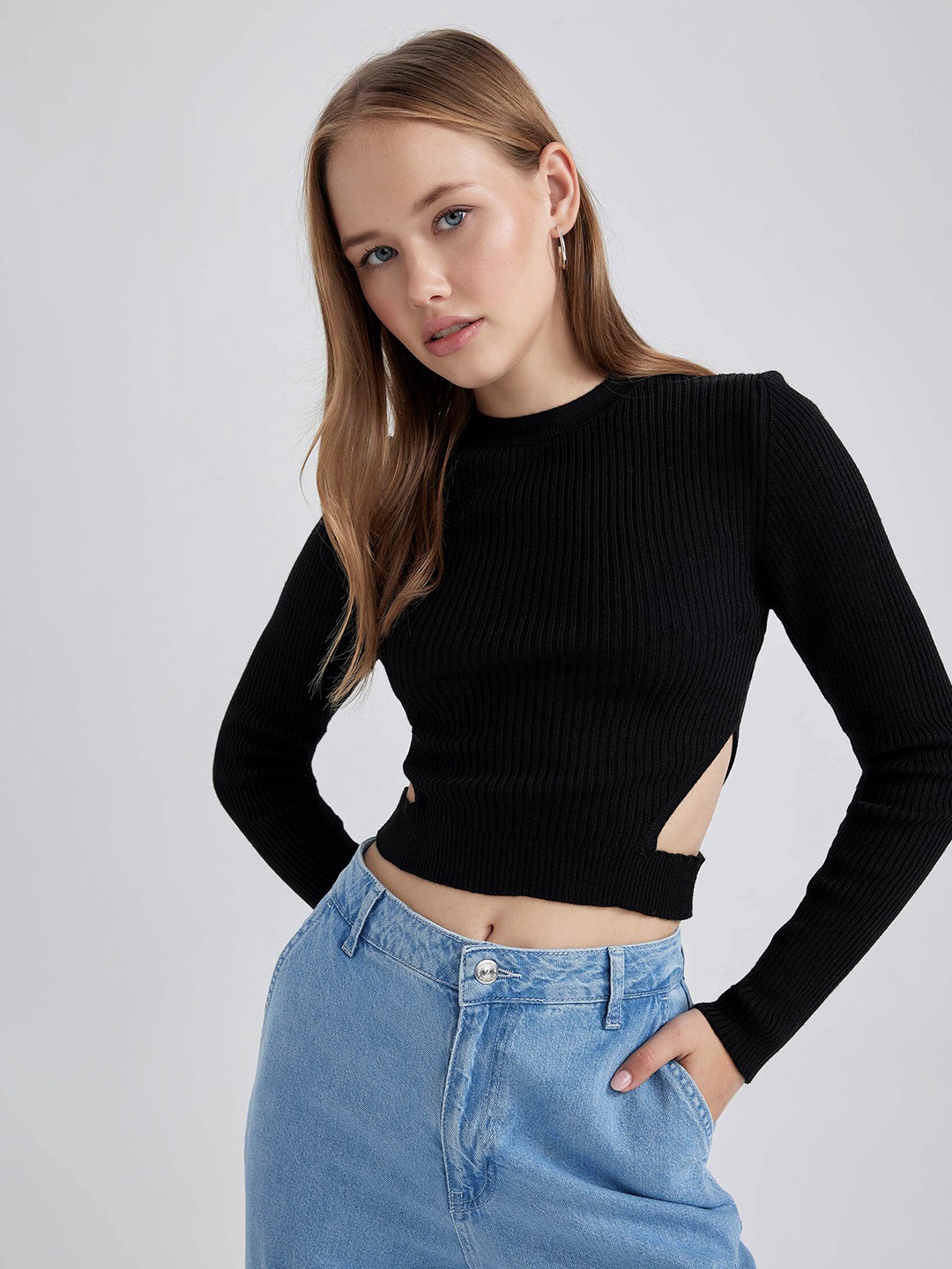 

DeFacto Knitted Fitted Crop Top With Cut-out Detail, Black