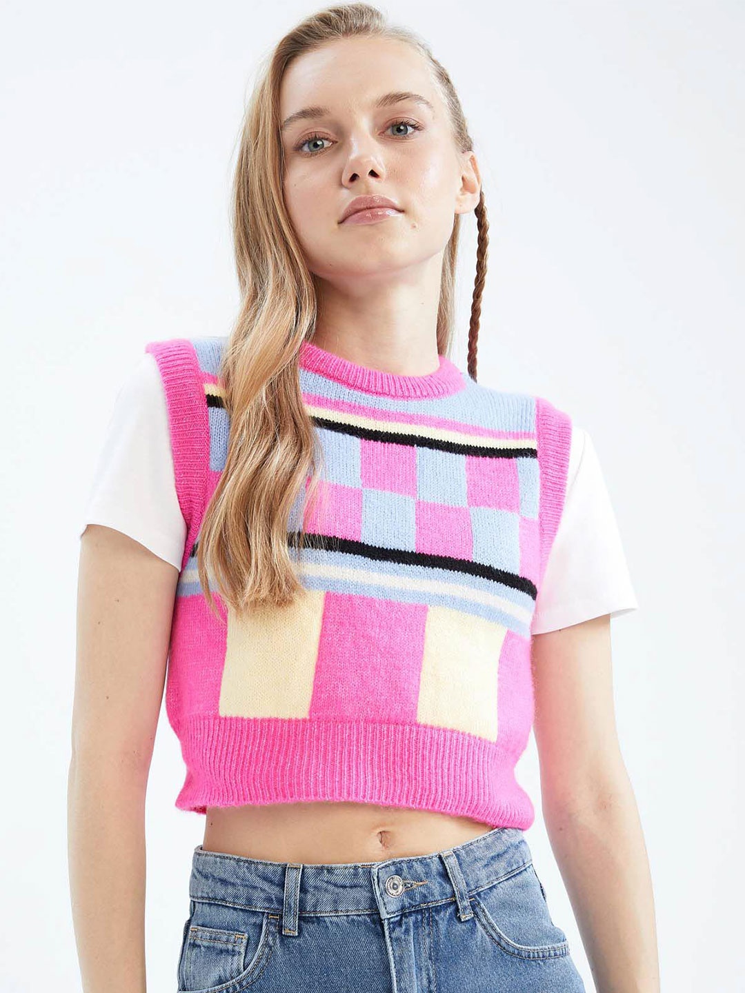 

DeFacto Geometric Self Design Round Neck Crop Ribbed Sweater Vest, Pink