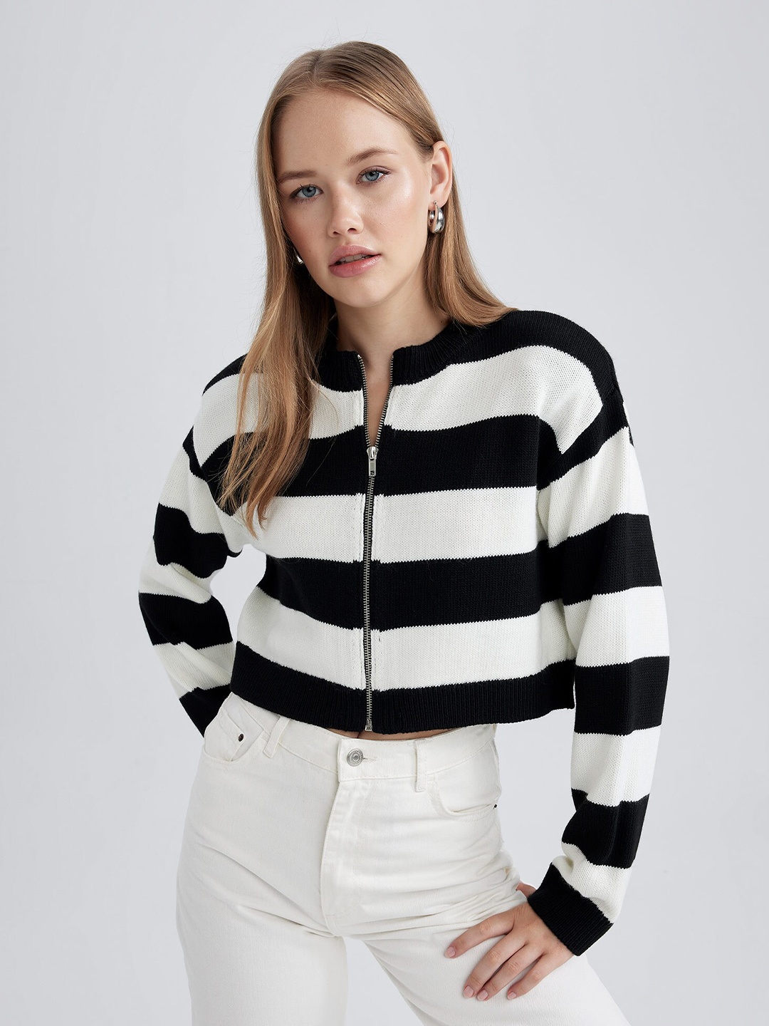 

DeFacto Striped Long Sleeves Cropped Acrylic Cardigan, Black