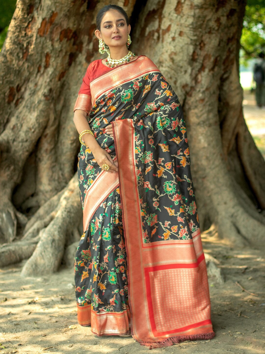 

KARAGIRI Floral Woven Design Zari Banarasi Saree, Black