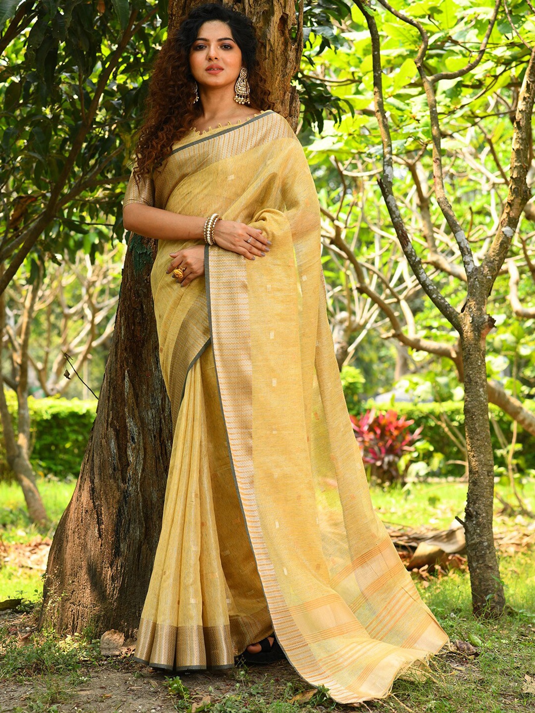 

KARAGIRI Woven Design Zari Saree, Yellow