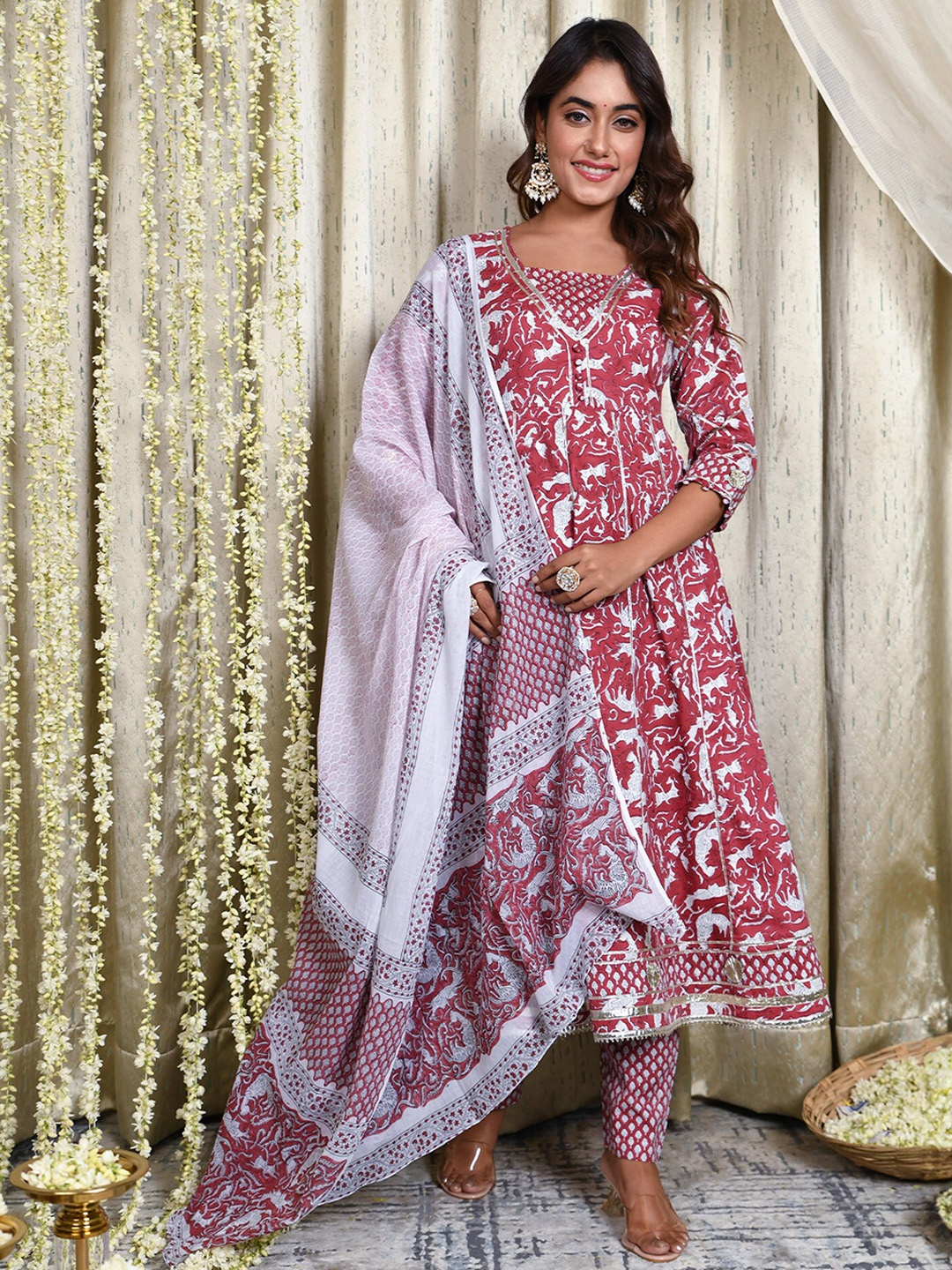 

mulmul.com Floral Printed Panelled Gotta Patti Kurta with Trousers & Dupatta, Maroon