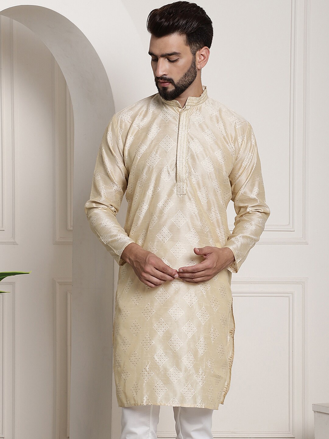 

SOJANYA Mandarin Collar Thread Work Kurta, Gold