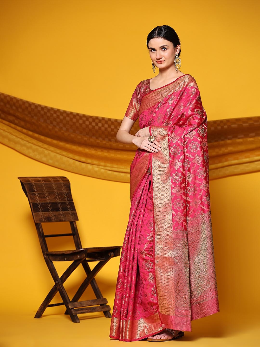 

JUST FASHION Ethnic Motifs Woven Design Zari Art Silk Patola Saree, Pink