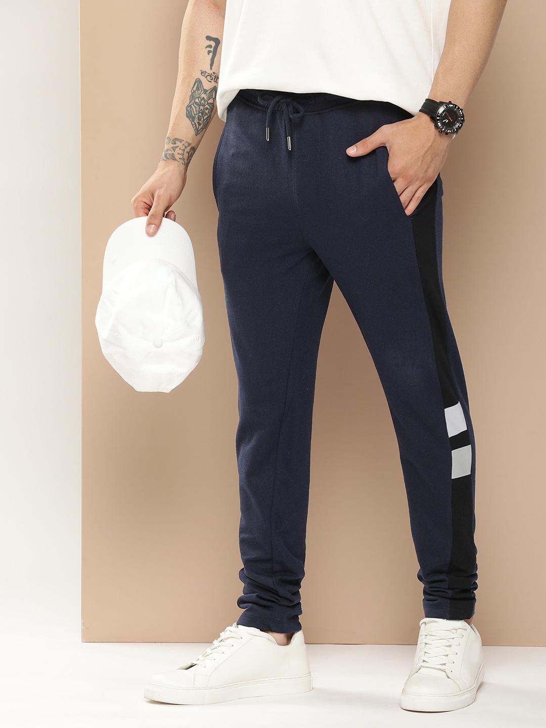 

INVICTUS Men Solid Regular Fit Mid-Rise Knitted Track Pants With Side Taping Detail, Navy blue