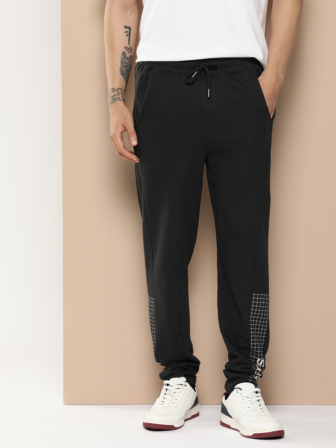 

INVICTUS Men Track Pants With Minimal Printed Detail, Black