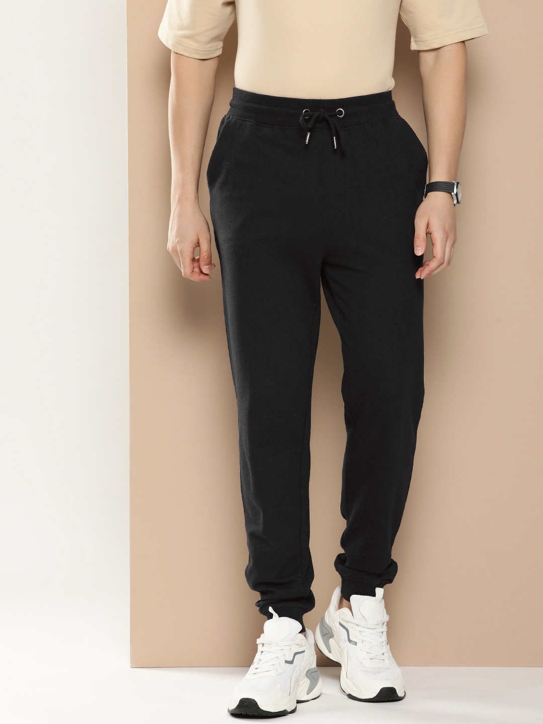 

INVICTUS Men Solid Mid-Rise Joggers, Black