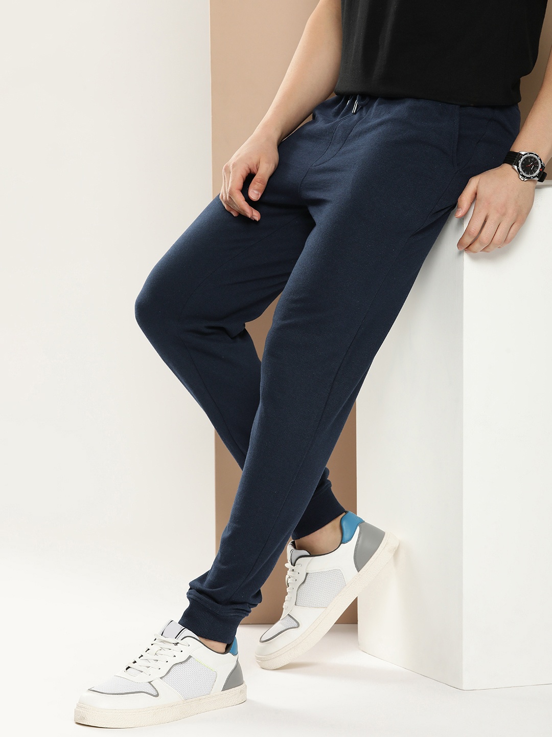

INVICTUS Men Solid Mid-Rise Joggers, Navy blue