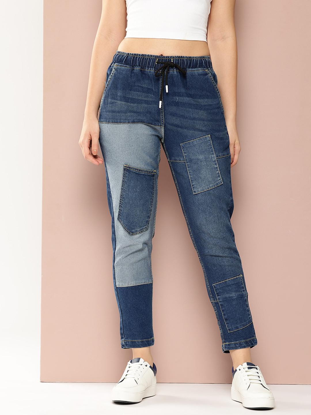 

Harvard Women Light Fade Pocket Detail Mom-Fit Jeans, Blue