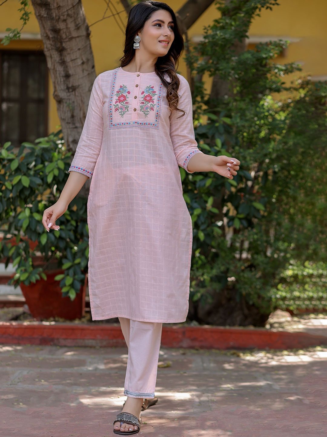 

KASYA Floral Yoke Design Regular Thread Work Kurta With Trousers, Pink