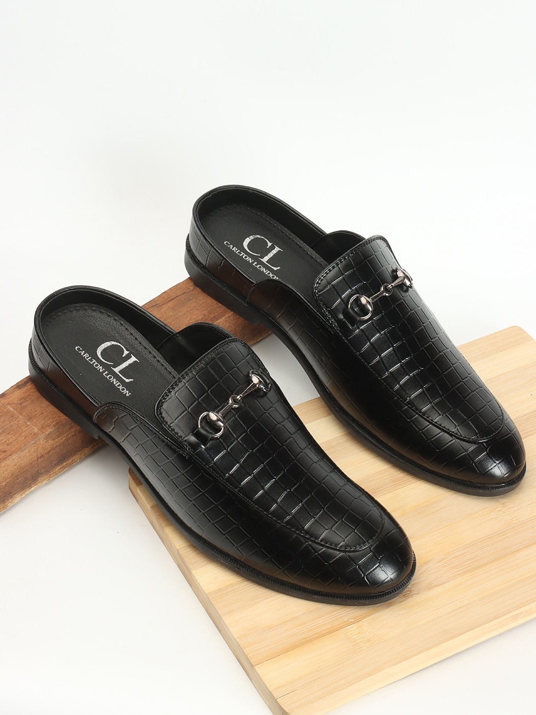 

Carlton London Men Textured Lightweight Horsebit Mules, Black