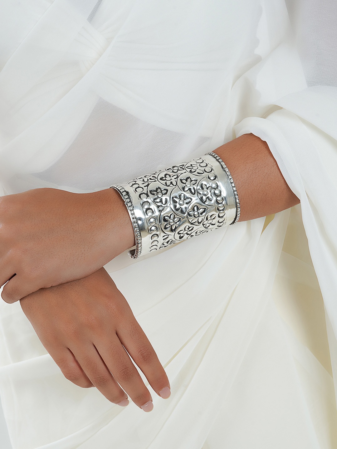 

TEEJH Silver-Plated Oxidised Cuff Bracelet