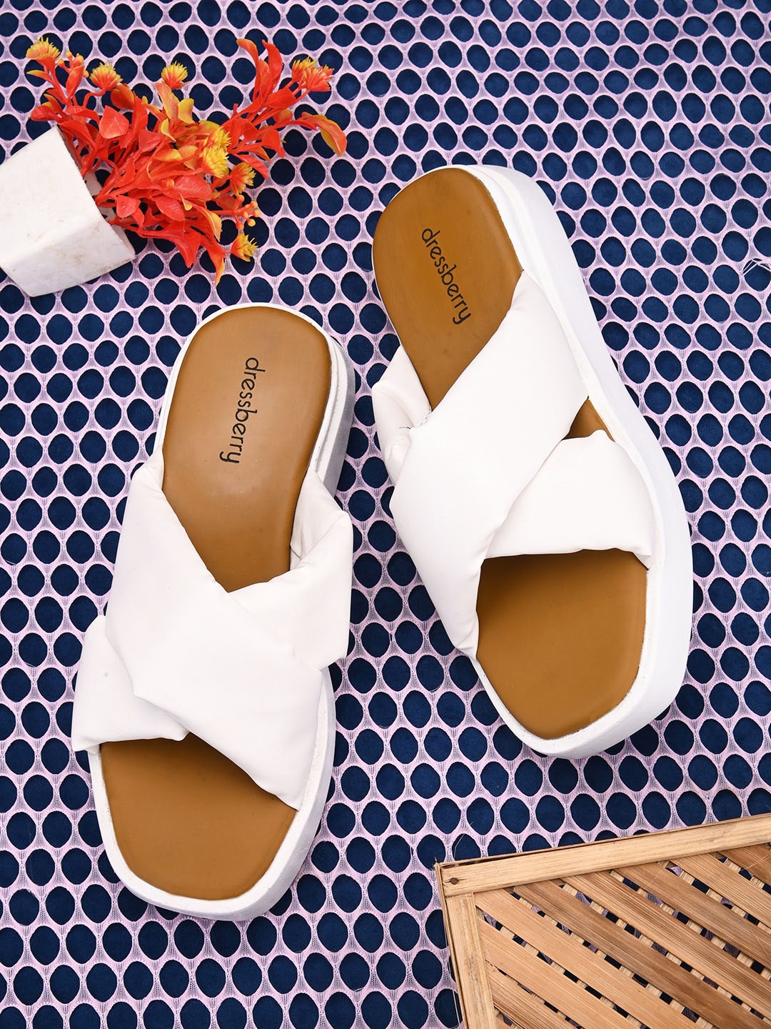 

DressBerry White Criss Cross Strap Open Toe Flats