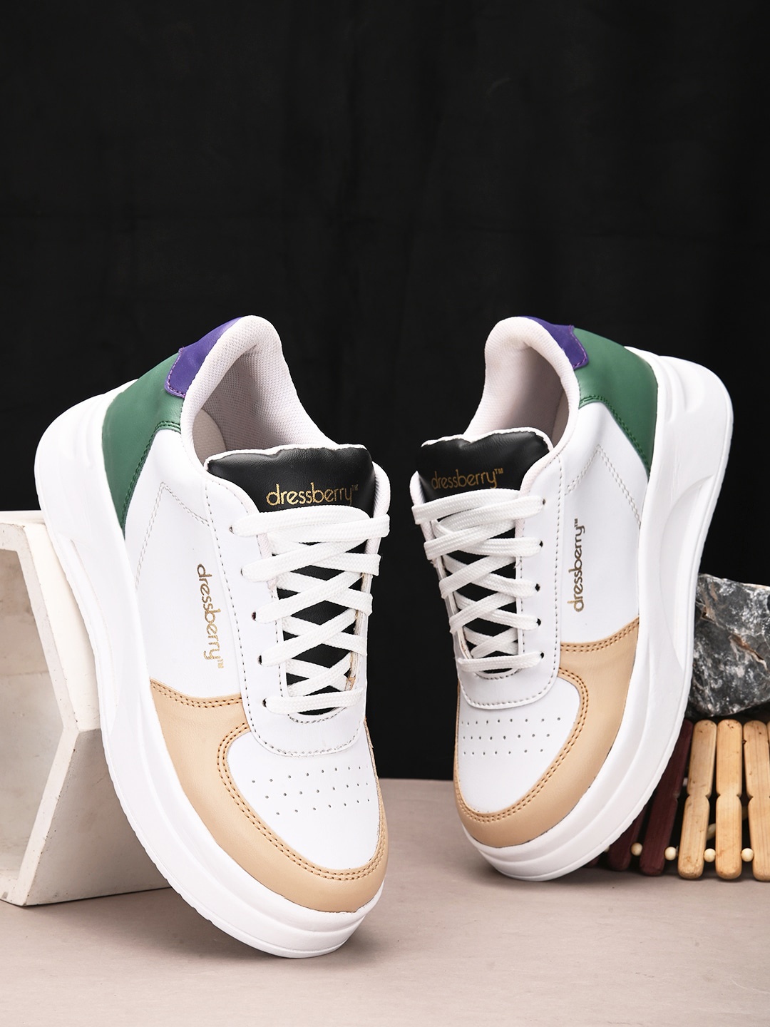 

DressBerry Women White & Black Colourblocked Lightweight Sneakers