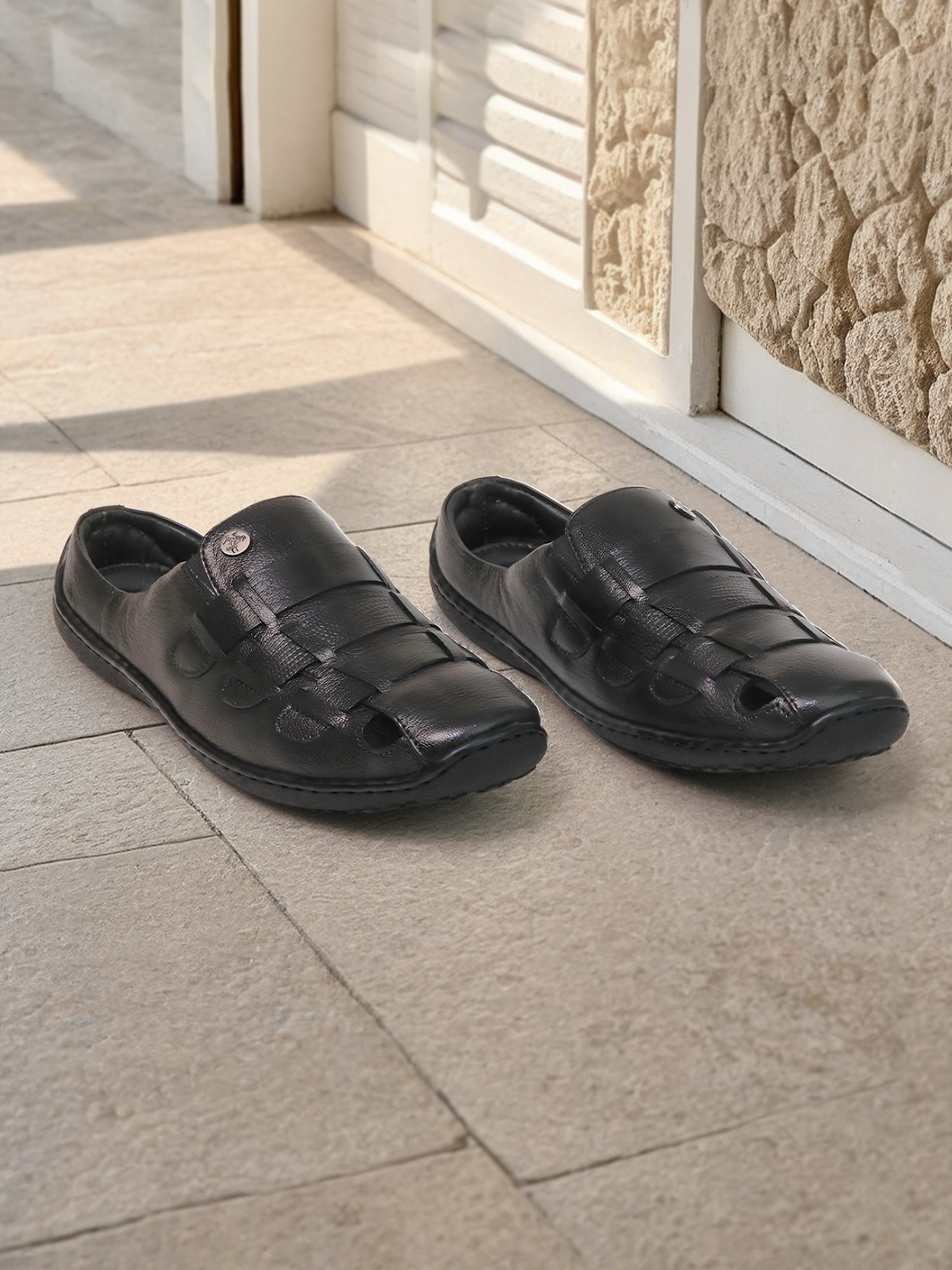 

Buckaroo Men Textured Leather Comfort Sandals, Black